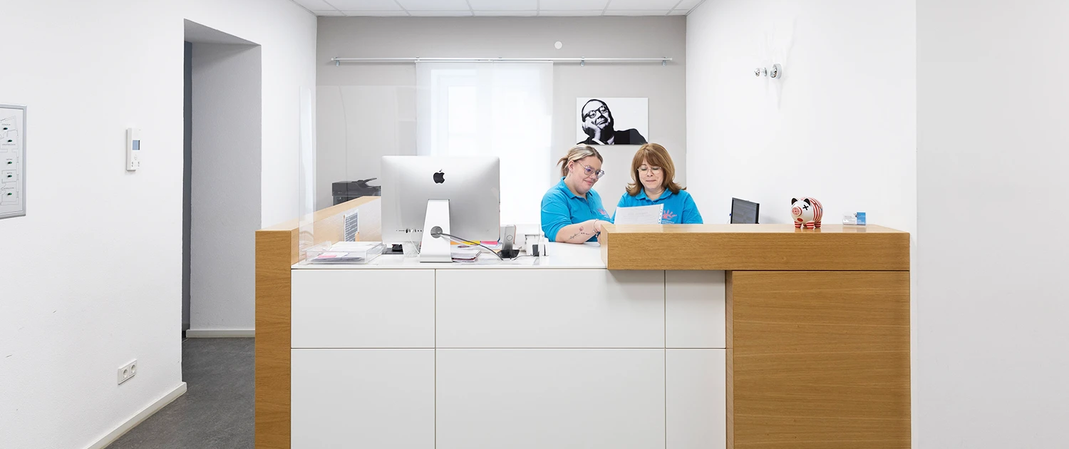 Moderner Empfangsbereich mit freundlichen Mitarbeiterinnen im MVZ Regen.