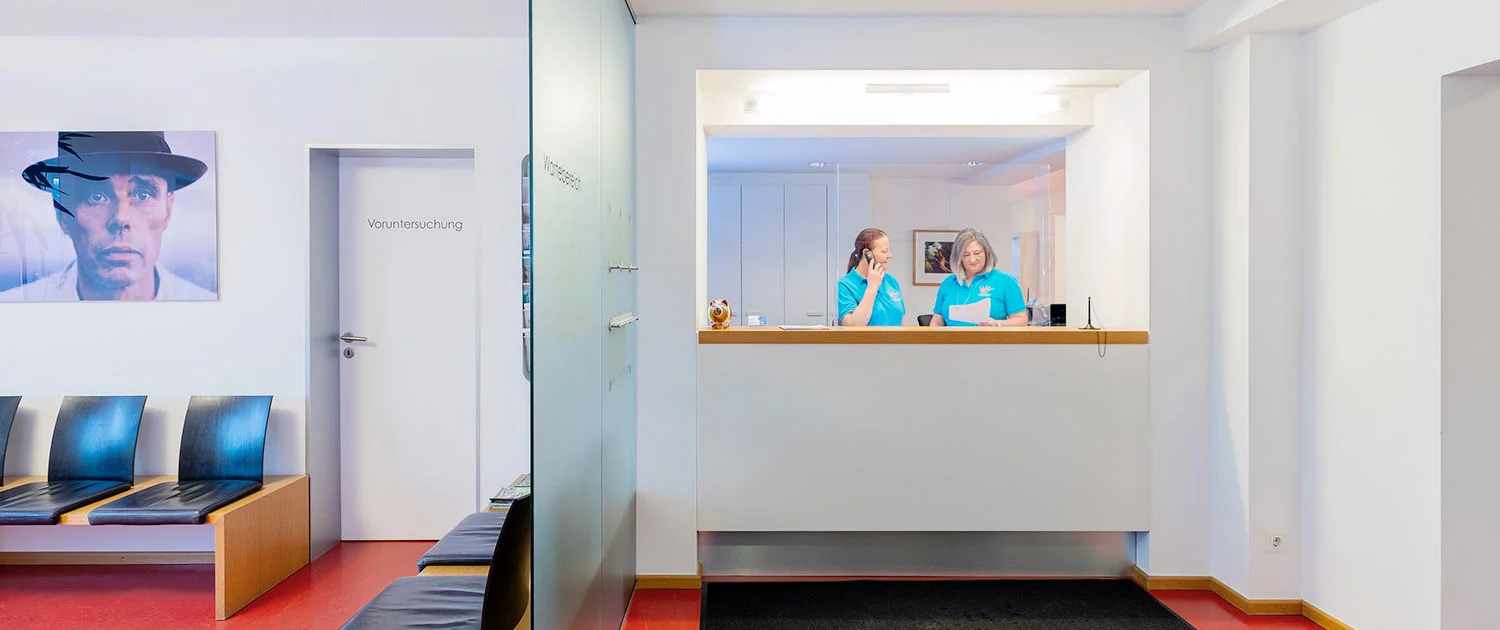 Empfang MVZ Grafenau Empfangsbereich der Augenarztpraxis in Grafenau mit Empfangstresen und Wartebereich