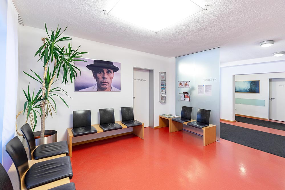 Wartebereich MVZ Grafenau Modern eingerichteter Wartebereich der Augenarztpraxis in Grafenau.