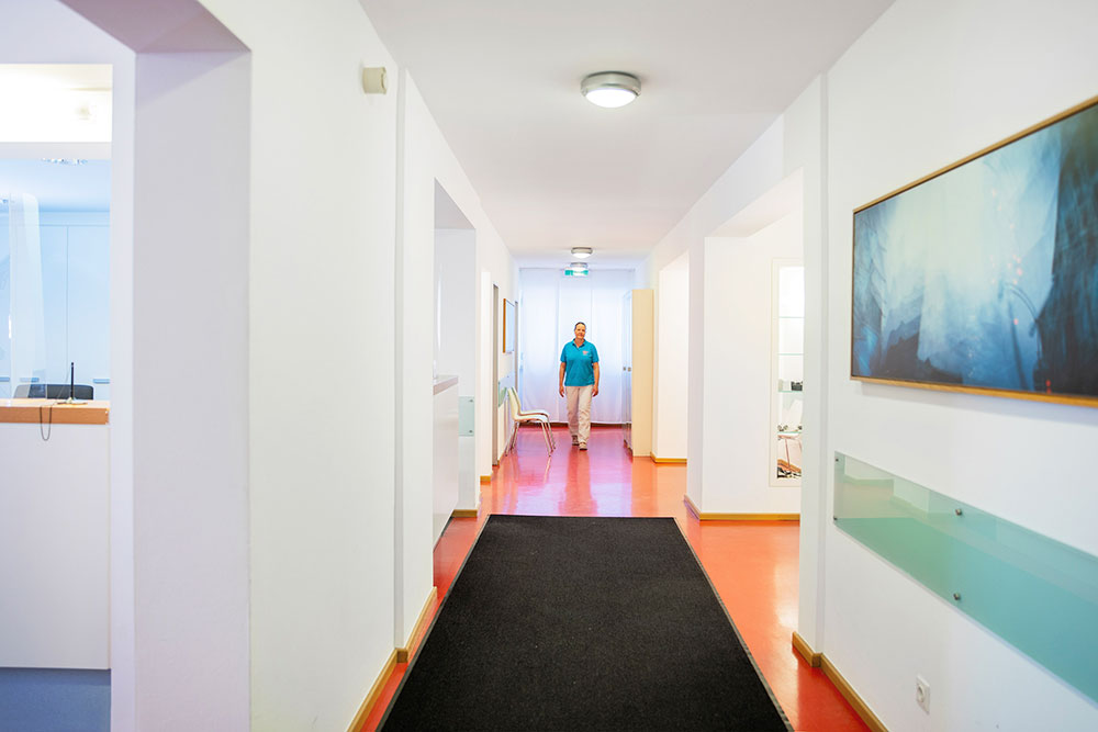 Flur im MVZ Grafenau Ein Mitarbeiterin geht durch den Flur in der Augenarztpraxis Grafenau.