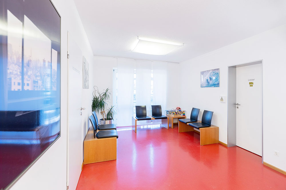 Wartezimmer MVZ Grafenau Modern eingerichteter Warteraum der Augenarztpraxis in Grafenau.