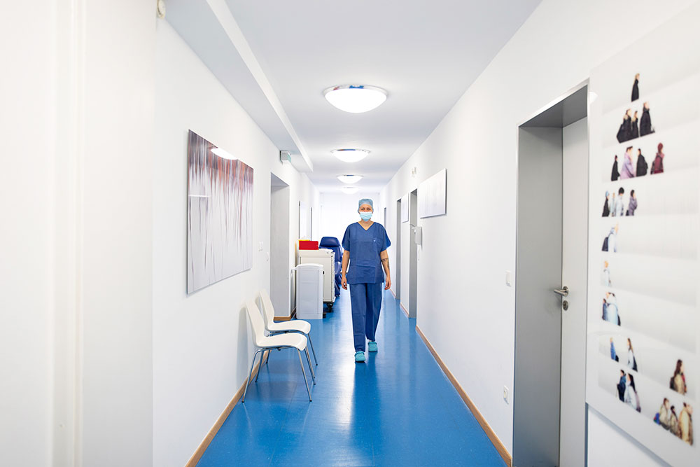 Flur im OP Grafenau Ein OP-Assistentin in einem blauen Kittel geht durch den Flur.