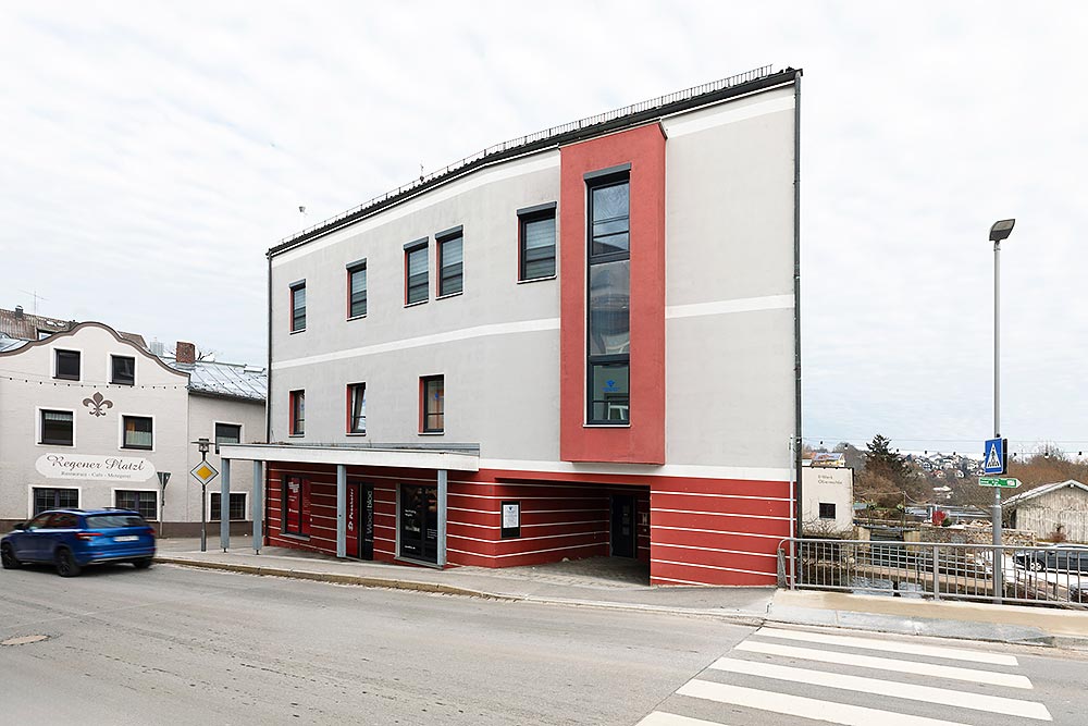 Gebäude und Eingang zur Augenarztpraxis in Regen.